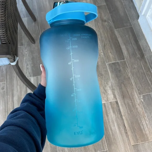 Amazon water bottle with encouraging phrases - Picture 3 of 3